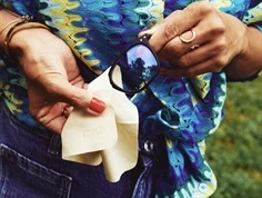 IZIPIZI cream brilleetui junior og pudseklud (2-pak)